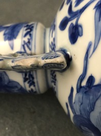 Een paar Chinese blauwwitte vazen naar Venetiaans glazen model, Kangxi