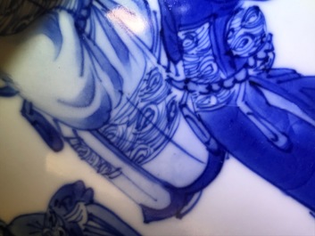 Een Chinese blauwwitte yenyen vaas met fijn figuratief decor, Kangxi