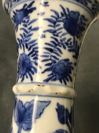 Une paire de vases en porcelaine de Chine bleu et blanc d'apr&egrave;s des mod&egrave;les en verre de Venise, Kangxi