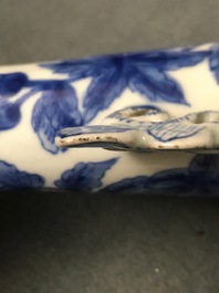 Une paire de vases en porcelaine de Chine bleu et blanc d'apr&egrave;s des mod&egrave;les en verre de Venise, Kangxi