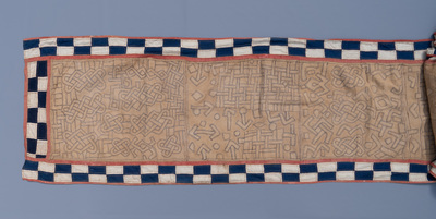 Une collection de textiles africains et deux paniers, la plupart Kuba, Congo, 19/20&egrave;me