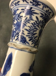 Une paire de vases en porcelaine de Chine bleu et blanc d'apr&egrave;s des mod&egrave;les en verre de Venise, Kangxi