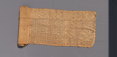 Een collectie Afrikaans textiel en twee mandjes, vnl. Kuba, Congo, 19/20e eeuw