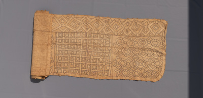 Une collection de textiles africains et deux paniers, la plupart Kuba, Congo, 19/20&egrave;me