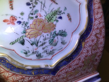 Une paire de jardini&egrave;res de forme hexagonale en porcelaine de Chine famille verte, Kangxi/Yongzheng