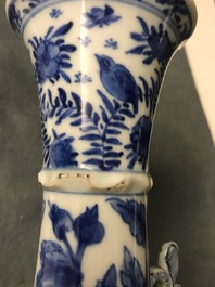 Une paire de vases en porcelaine de Chine bleu et blanc d'apr&egrave;s des mod&egrave;les en verre de Venise, Kangxi