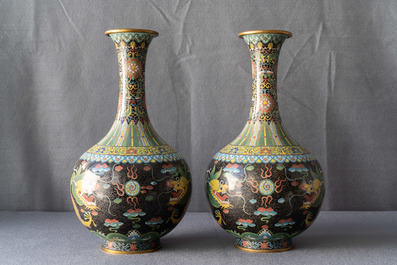 Une paire de vases en &eacute;maux cloisonn&eacute;s et deux coupes et une tasse en argent, Chine, 19/20&egrave;me