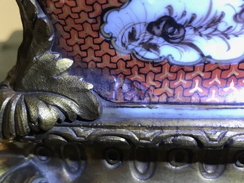 Een paar grote Chinese famille rose 'mandarijnse' dekselvazen met verguld bronzen montuur, Qianlong