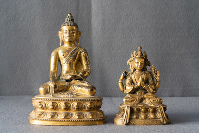 Twee Sino-Tibetaanse verguld bronzen figuren van Boeddha Shakyamuni en Avalokitesvara, 18/19e eeuw