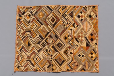Une collection de textiles africains et deux paniers, la plupart Kuba, Congo, 19/20&egrave;me