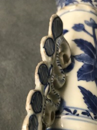 Une paire de vases en porcelaine de Chine bleu et blanc d'apr&egrave;s des mod&egrave;les en verre de Venise, Kangxi