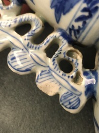 Une paire de vases en porcelaine de Chine bleu et blanc d'apr&egrave;s des mod&egrave;les en verre de Venise, Kangxi