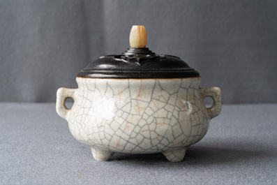 A Chinese ge-type crackle-glazed tripod censer and cover on stand, 19/20th C.