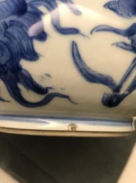 Une paire de vases en porcelaine de Chine bleu et blanc d'apr&egrave;s des mod&egrave;les en verre de Venise, Kangxi