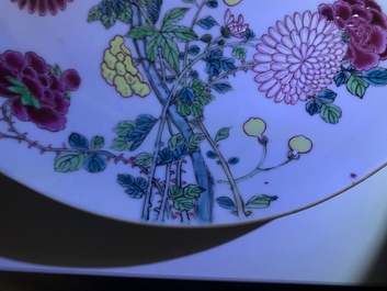 Une assiette en porcelaine de Chine famille rose, anc. coll. Auguste le Fort, Yongzheng