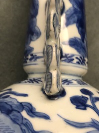 Une paire de vases en porcelaine de Chine bleu et blanc d'apr&egrave;s des mod&egrave;les en verre de Venise, Kangxi