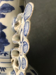 Une paire de vases en porcelaine de Chine bleu et blanc d'apr&egrave;s des mod&egrave;les en verre de Venise, Kangxi