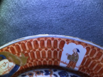 Une paire d'assiettes en porcelaine de Chine de style Imari &agrave; d&eacute;cor &quot;Dames au Parasol&quot;, Qianlong, ca. 1736-1738