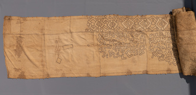 Une collection de textiles africains et deux paniers, la plupart Kuba, Congo, 19/20&egrave;me