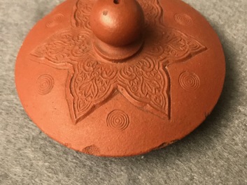 Een Chinese Yixing steengoed theepot met reli&euml;fdecor van draken, Kangxi