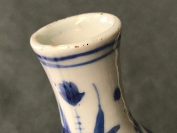 Un vase de forme double gourde en porcelaine de Chine bleu et blanc, &eacute;poque Transition