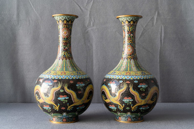 Une paire de vases en &eacute;maux cloisonn&eacute;s et deux coupes et une tasse en argent, Chine, 19/20&egrave;me