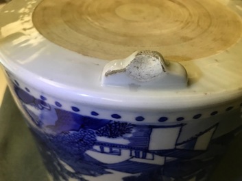 Un grand br&ucirc;le-parfum tripod en porcelaine de Chine bleu et blanc, Kangxi