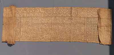 Une collection de textiles africains et deux paniers, la plupart Kuba, Congo, 19/20&egrave;me