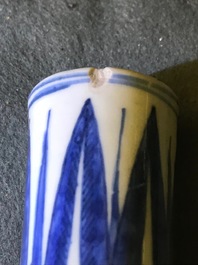 Een Chinese blauwwitte flesvormige vaas met vogels in een landschap, Wanli