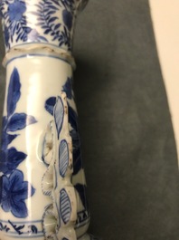 Une paire de vases en porcelaine de Chine bleu et blanc d'apr&egrave;s des mod&egrave;les en verre de Venise, Kangxi