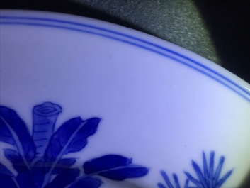 Een Chinese blauwwitte 'Lange Lijzen' dekselkom op onderschotel, Chenghua merk, Kangxi
