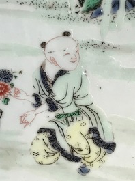 Een Chinees famille verte bassin met figuren in een tuin, Kangxi merk en periode