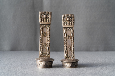 Een paar Chinese zilveren dekseldoosjes in de vorm van bixi, 19e eeuw