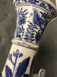 Une paire de vases en porcelaine de Chine bleu et blanc d'apr&egrave;s des mod&egrave;les en verre de Venise, Kangxi