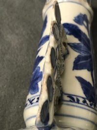 Une paire de vases en porcelaine de Chine bleu et blanc d'apr&egrave;s des mod&egrave;les en verre de Venise, Kangxi