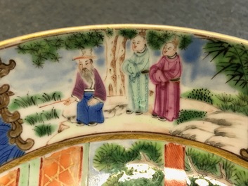 Une paire de tasses et soucoupes en porcelaine de Chine famille rose de Canton, dat&eacute;es 1831