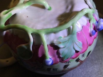 Une th&eacute;i&egrave;re en forme de lotus en porcelaine de Chine famille rose, Yongzheng