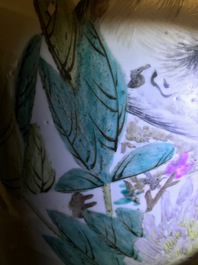 Une paire de vases en porcelaine de Chine qianjiang cai &agrave; d&eacute;cor de chiens P&eacute;kinois, 19&egrave;me