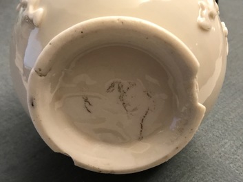 Un vase en porcelaine blanc de Chine de Dehua &agrave; d&eacute;cor en relief, Kangxi