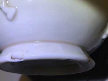 Een Chinese Dehua blanc de Chine vaas met reli&euml;fdecor, Kangxi