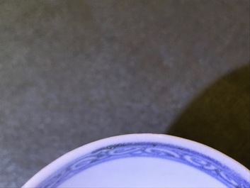 Une paire de bols sur piedouche du Hatcher Cargo en porcelaine de Chine bleu monochrome, &eacute;poque Transition