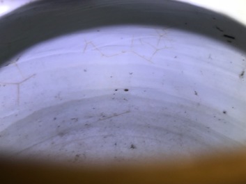 Une jarre en porcelaine de Chine bleu et blanc &agrave; d&eacute;cor d'oiseaux parmi fleurs, Wanli