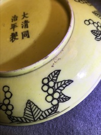 Une paire de coupes en porcelaine de Chine jaune monochrome &agrave; d&eacute;cor de dragons, marque et prob. &eacute;poque de Tongzhi