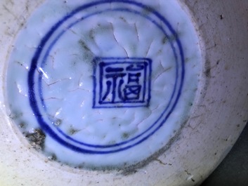 Un vase couvert en porcelaine de Chine wucai, marque en bleu, &eacute;poque Transition