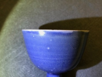 Une paire de bols sur piedouche du Hatcher Cargo en porcelaine de Chine bleu monochrome, &eacute;poque Transition