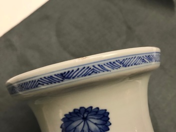 Un vase en porcelaine de Chine bleu et blanc aux accents en vert et aubergine, Kangxi