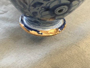 Een paar berettino blauwe siroopkannen in Italiaanse majolica, Veneti&euml; of Rome, gedat. 1592