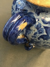 Een paar berettino blauwe siroopkannen in Italiaanse majolica, Veneti&euml; of Rome, gedat. 1592