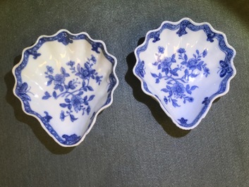 Five Chinese blue and white shell-shaped trays, Qianlong