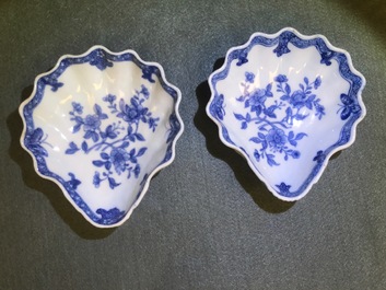 Cinq raviers en forme de coquille en porcelaine de Chine bleu et blanc, Qianlong